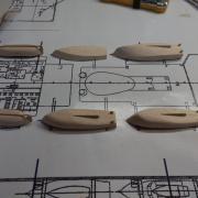 Réalisation des canots formés dans du balsa. On peut voir les quilles et safrans déjà installés.