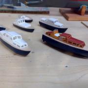 Vue d’ensemble de la flotte des canots composée de deux canots de service, un canot major, deux canots de sécurité et la Royal Barge